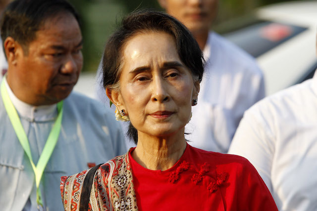 Aung San Suu Kyi saat bertemu dengan anggota parlemen dari Arakan National Party (ANP) pada 24 March 2016. Foto oleh Hein HTET/EPA 