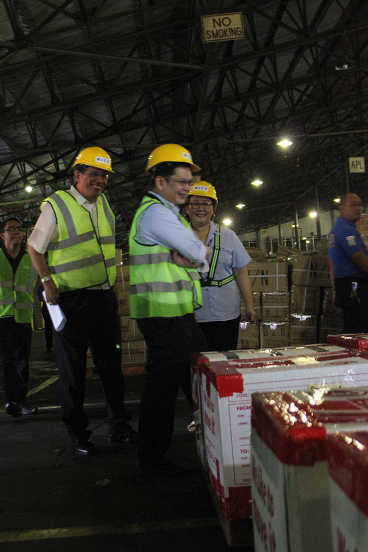 TRACKED. Customs Commissioner John P. Sevilla (middle), Trade Undersecretary Victorio Dimagiba (left) and BOC Division Chief Athena Dans inspect balikbayan boxes that are awaiting clearance and 
release at the Manila International Container Port (MICP). Photo from the Bureau of Customs