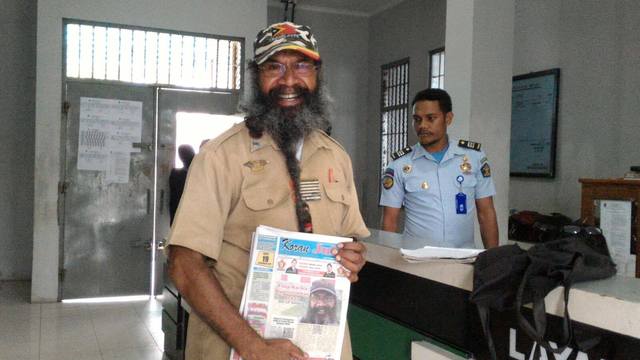 TAK MAU CAP JEMPOL. Tahanan politik Filep Karma sesaat setelah bebas dari lembaga pemasyarakat Papua, ia menolak memberikan cap jempol. Foto diambil dari Facebook Papua adalah Kita  