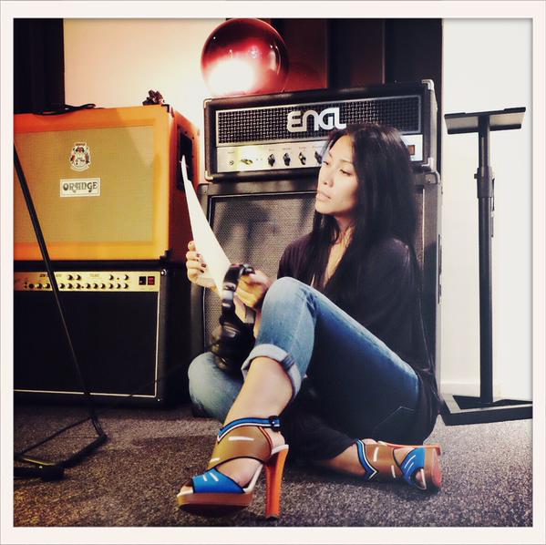 Anggun C Sasmi sedang membaca sebuah surat di studionya. Foto oleh akun twitter Anggun Official (@Anggun_Cipta) 