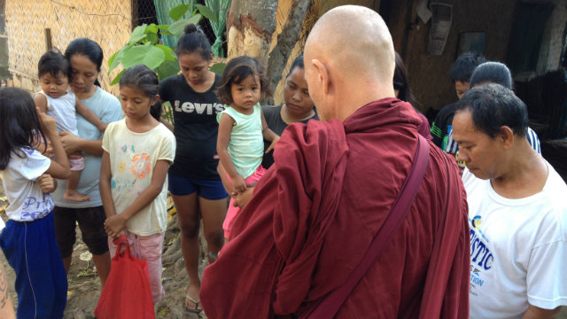SPIRITUAL UNITY. Together, Bhante and the Filipinos who live in Barangay San Pedro bow their heads for a short moment of stillness and spirituality 