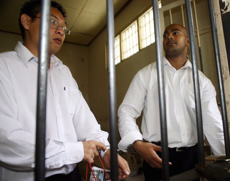ON DEATH ROW. Australian drug smuggling suspects Andrew Chan (L) and Myuran Sukumaran (R) inside a holding cell in Bali, Indonesia, in this 2006 file photo. Photo by EPA