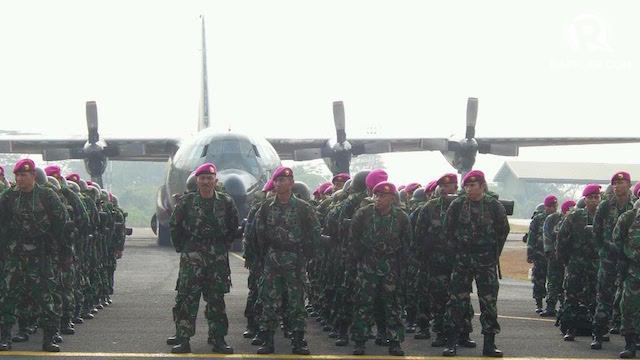 TIM PEMADAM. Anggota TNI yang hendak berangkat ke Sumatera untuk memadamkan titik api yang menyebabkan kabut asap sedang mendengarkan pengarahan di Bandara Halim Perdanakusuma, Kamis, 10 September. Foto oleh Rappler