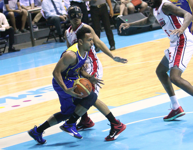 Jayson Castro of Talk 'N Text penetrates the lane against the Alaska defense. Photo by Nuki Sabio/PBA Images 