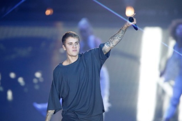Justin Bieber saat tampil di Telia Parken Stadium in Copenhagen, 2 Oktober 2016. Foto oleh Jens Astrup/AFP. 
