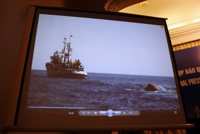 'CHINESE AGGRESSION.' A screenshot of a video played during a media conference on the growing dispute with China over the South China Sea shows a Vietnamese sinking boat (right), which was allegedly rammed by Chinese vessels near the disputed Paracel Islands, near a Marine Guard ship (left), in Hanoi, Vietnam on June 5, 2014. File photo by Luong Thai Linh/EPA