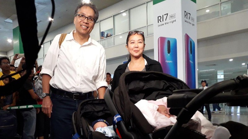 HELLO, PEPE AND PILAR. Mar Roxas and Korina Sanchez arrive in Manila with their twins. Rappler photo 