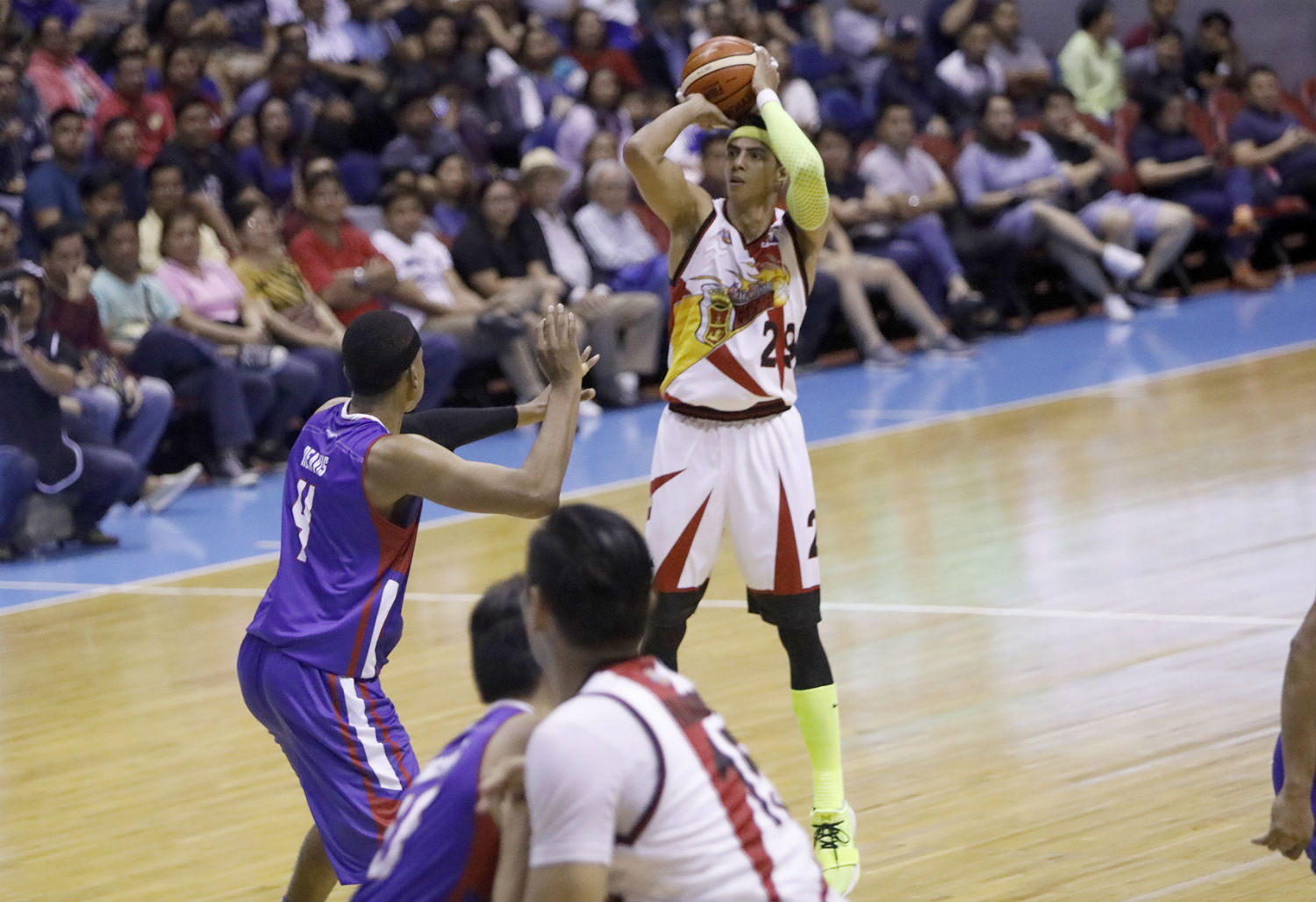 CLOSE OUT. Arwind Santos is looking forward to partying as the San Miguel Beermen seek to beat the Magnolia Hotshots in 5 games and win their 4th straight Philippine Cup title. Photo by PBA Images 