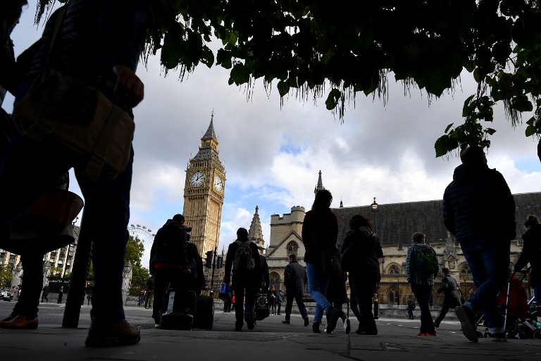 PARLIAMENT. People walk by the Houses of Parliament in central London on October 20, 2016. Photo by Ben Stansall / AFP 