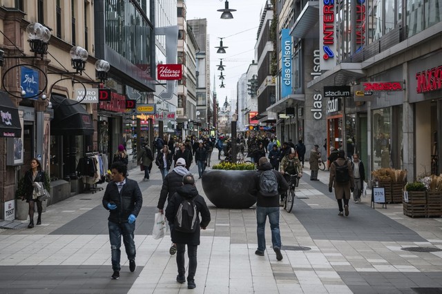 BUSY STREET. People walk at Drottninggatan in Stockholm, Sweden, on April 1, 2020. File photo by Jonathan Nackstrand/AFP 