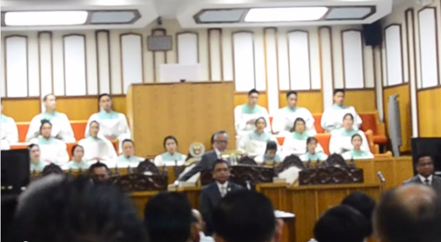 DEFYING ORDERS. An Iglesia ni Cristo minister is shown in a Youtube video defying orders of the church's central office, and quitting in the middle of a worship service. Screen grab from Youtube