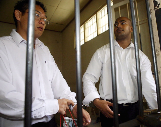 ON DEATH ROW. Australian drug smuggling suspects Andrew Chan (L) and Myuran Sukumaran (R) inside a holding cell waiting for their trial at Denpasar District Court in Bali, Indonesia, Friday 03 February 2006.  Photo by Made Nagi/EPA 