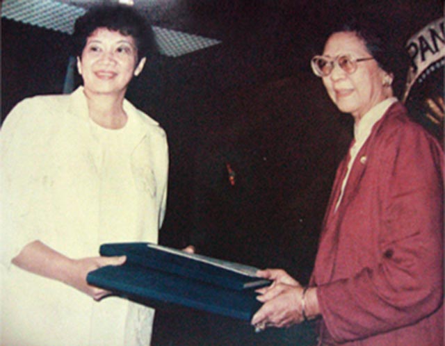 DRAFT. ConCom President Cecilia Munoz-Palma hands over the draft constitution to President Corazon Aquino. Photo from the Official Gazette  