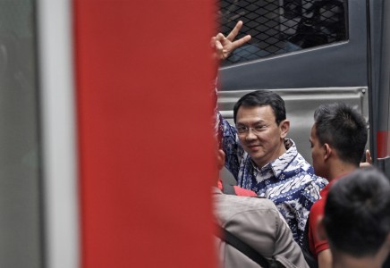 Terpidana kasus penistaan agama Basuki Tjahaja Purnama atau Ahok melambaikan tangan saat tiba di rumah tahanan LP Cipinang, Jakarta, Selasa (9/5). Foto oleh Ubaidillah/ANTARA 