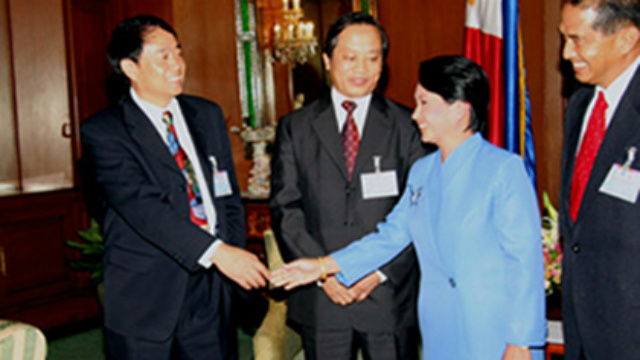 JOINT EXPLORATION. Former President Gloria Macapagal Arroyo meets with Chinese oil company officials on the JMSU in 2005. Photo from the Chinese Foreign Ministry    