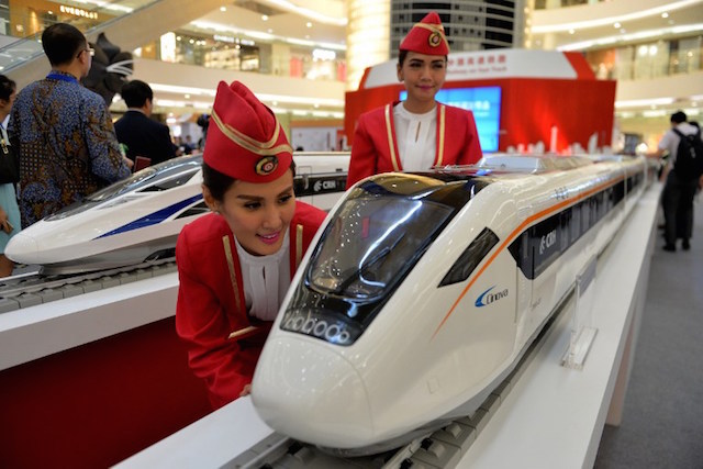 Miniatur kereta cepat buatan Tiongkok di sebuah pusat perbelanjan di Jakarta. Foto oleh Bay Ismoyo/AFP 