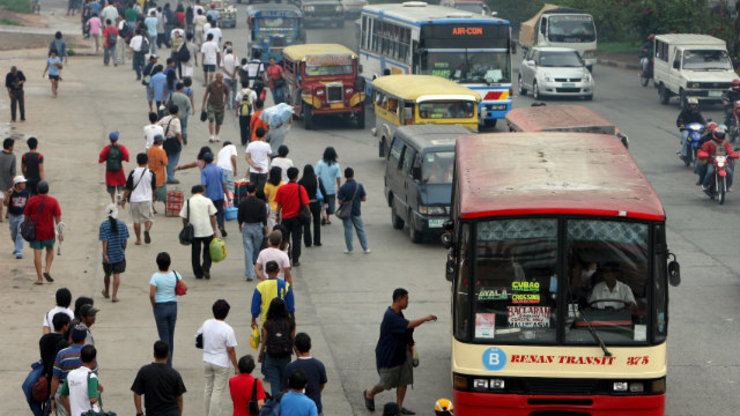 COMMUTERS' WOES. File photo dated May 12, 2008 show Filipinos waiting for public transport vehicles along a main highway in Quezon City, east of Manila, Philippines. Photo by Rolex Dela Pena/EPA