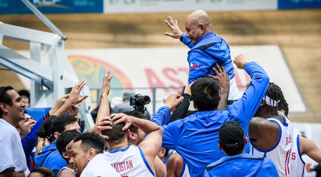 HUGE FEAT. Yeng Guiao leads the Philippines to its second straight FIBA World Cup appearance. Photo from FIBA  