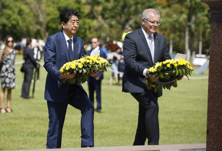 RESPECTS PAID. Japan's Prime Minister Shinzo Abe (left) and Australia's Prime Minister Scott Morrison lay wreaths at the Cenotaph War Memorial during a two-day visit to Darwin on November 16, 2018. Photo by Glenn Campbell/pool/AFP  