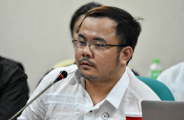 DFA CONSULTANT. Pro-Duterte blogger Rey Joseph Nieto claims he receives a 'pittance' from the DFA so that he can 'lend' his platform to reach more overseas Filipino workers. Photo by Angie de Silva/Rappler 