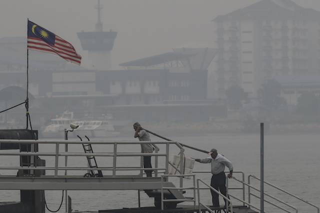 PORT KLANG. Kabut asap menyelimuti kawasan Port Klang, Malaysia, 5 Oktober 2015. Semua sekolah di Peninsular Malaysia, selain di negara bagian Kelantan, diperintahkan untuk tutup selama dua hari karena kabut yang memburuk. Foto oleh Fazry Ismail/EPA 