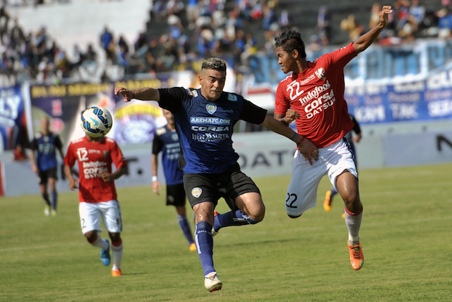 Pesepakbola Bali United Ganjar Mukti (kanan) berebut bola dengan pesepakbola Arema Cronus, Cristian Gonzales (tengah) dalam babak penyisihan pertandingan sepakbola Bali Island Cup di Stadion Dipta, Gianyar, pada 18 Februari 2016. Foto oleh Nyoman Budhiana/Antara 