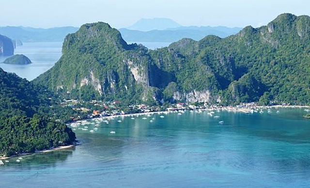 EL NIDO COASTLINE. A view of the El Nido coastline years before the DENR clean-up. Photo from Philippine Fly Boy/Wikimedia Commons 