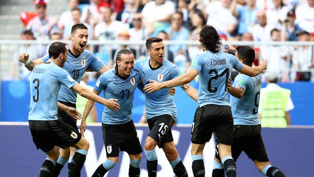 MENANG. Timnas Uruguay merayakan kemenangan mereka atas Rusia, Senin, 25 Juni. Foto dari FIFA.com 