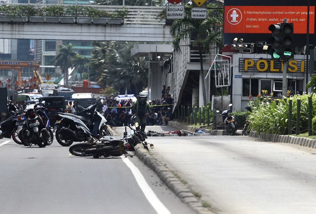 Tim Gegana Polri melakukan penyisiran di lokasi ledakan di pos polisi di Sarinah Thamrin Jakarta, Kamis 14 Januari 2016. Foto oleh Muhammad Adimaja/ANTARA 