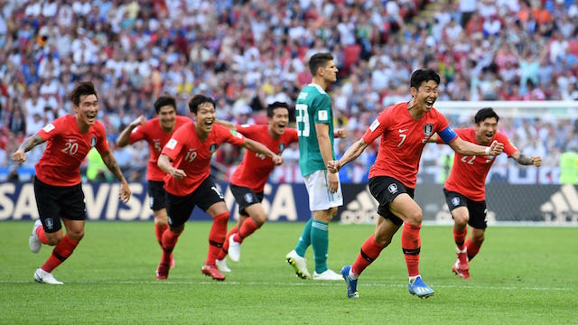 BAHAGIA. Meski harus angkat koper dari Rusia, pemain timnas Korea Selatan terlihat bahagia usai menundukkan Jerman dengan skor telak 2-0. Foto dari FIFA.com 