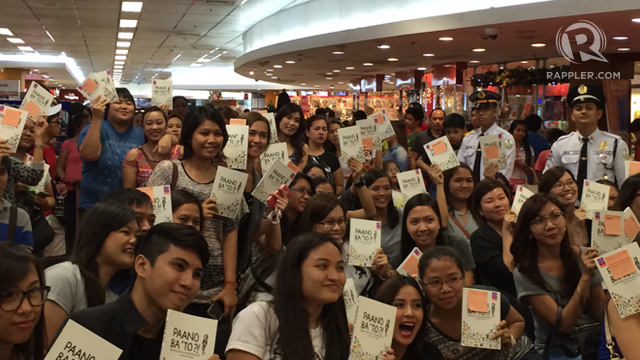 BOOK SIGNING. Bianca Gonzalez poses with fans who bought a copy of her book 'Paano Ba 'To?!' Photo by Rappler