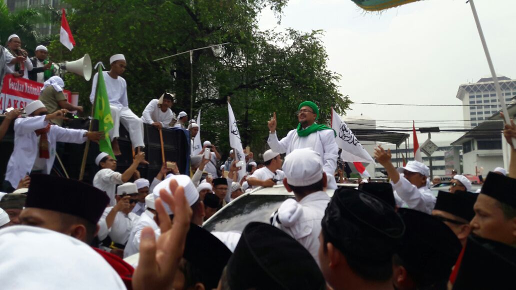 Imam Besar FPI Rizieq Shihab tiba di lokasi unjuk rasa, Jumat (4/11). Foto oleh Sakina Ummu Haniy/Rappler 