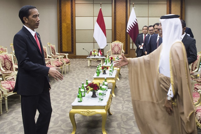 Presiden Joko Widodo (kiri) menerima Wakil Perdana Menteri Qatar Ahmad Abdullah Z Al-Mahmoud (kiri) saat pertemuan bilateral pada KTT Luar Biasa ke-5 OKI di JCC, Jakarta, Senin, 7 Maret. Foto oleh Puspa Perwitasari/ANTARA 