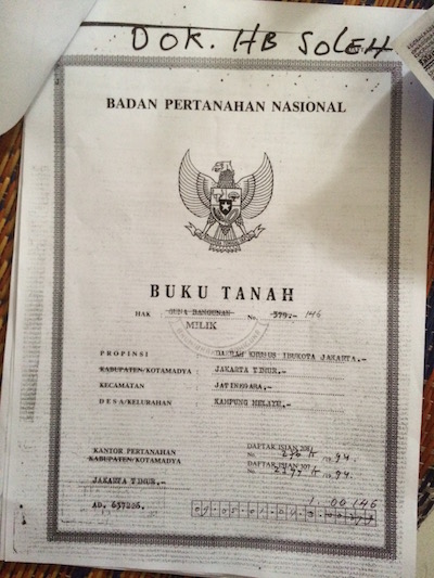 Salah satu sertifikat hak kepemilikan tanah milik warga Kampung Pulo, Jatinegara, Jakarta Timur yang baru saja digusur pada 20 Agustus 2015 lalu. Foto oleh Febriana Firdaus/Rappler  