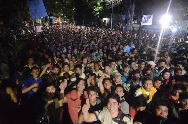 BIGGER CROWD. Thousands gather in front of the Department of Justice evening of August 27. Photo by Alecs Ongcal/Rappler  
