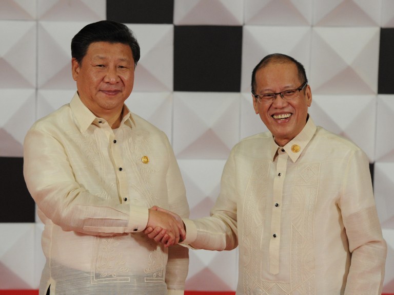 WARM WELCOME. Philippine President Benigno Aquino (right) shake hands with Chinese President Xi Jinping (left) upon arrival ahead of a welcome dinner for Asia-Pacific Economic Cooperation (APEC) leaders in Manila on November 18, 2015. File photo by Ted Aljibe/AFP  