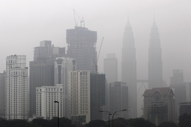 KABUT ASAP. Kabut asap menyelimuti area sekitar Menara Petronas, Kuala Lumpur, 15 September 2015. Sekolah ditutup karena asap yang berasal dari kebakaran hutan dan perkebunan di Indonesia. Foto oleh Ahmad Yusni/EPA 