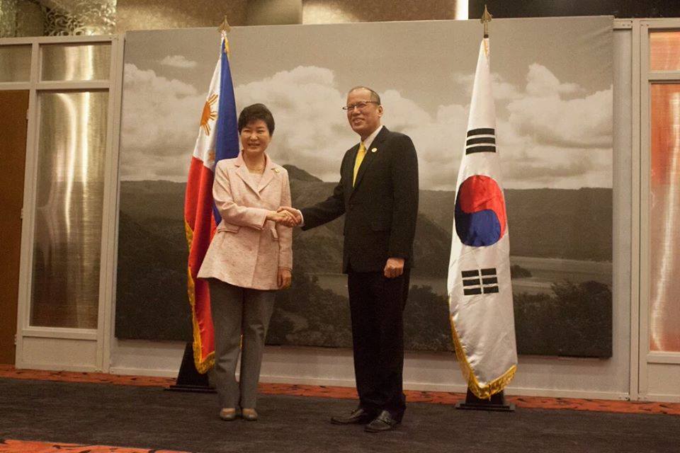 BILATERAL MEETING. President Benigno Aquino III meets with South Korean President Park Geung-hye at the sidelines of the Asia Pacific Economic Cooperation summit on Wednesday, November 18. Photo by Official Gazette  
