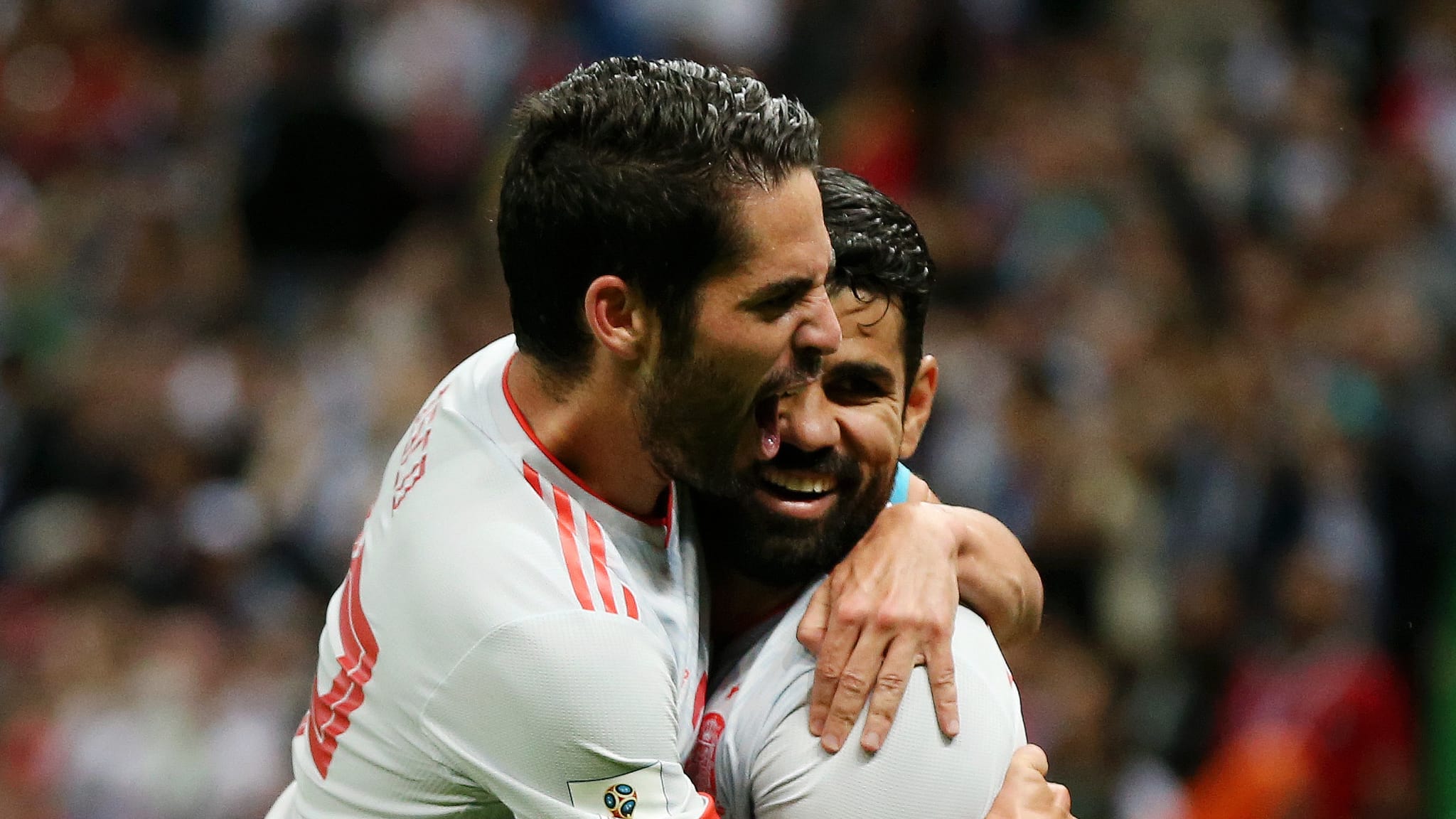 MENANG. Diego Costa merayakan gol kemenangannya bersama rekannya Isco saat Spanyol mengalahkan Iran. Foto dari FIFA.com 