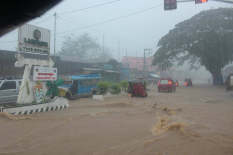 VINTA. Vinta brings heavy rain in Tubod, Lanao del Norte on Friday, December 22. Photo taken from Tubod Police Facebook page 