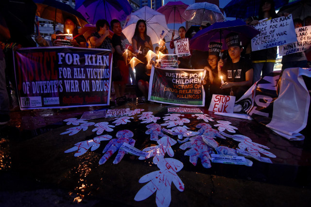 END KILLINGS. Protesters light candles and hold banners calling for an end to drug war killings in the Philippines. File photo by Maria Tan/Rappler 