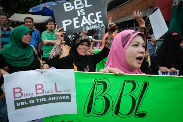 PEACE RALLY. Muslims from Manila, Bulacan, Pampanga, and Pangasinan converge at the Mendiola Peace Arch to push for the Bangsamoro Basic Law. File photo by George P Moya/Rappler   