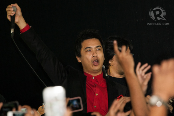ELY BUENDIA. Back again for one night singing hits like 'Magasin' and 'Alapaap.' Photo by Manman Dejeto/Rappler 