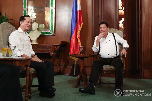 SPECTER OF FRANCHISE RENEWAL. ABS-CBN chairman Eugenio 'Gabby' Lopez III meets with President Rodrigo Duterte in Malacañang in 2018. Malacañang file photo  