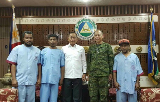 FREE. Lieutenant General Mayoralgo dela Cruz, Westmincom chief (2nd from right); with the freed Indonesian hostages (in blue) and Indonesian Defense Minister Ryamizard Ryacudu in Zamboanga City on September 18, 2016. Rappler sourced photo   