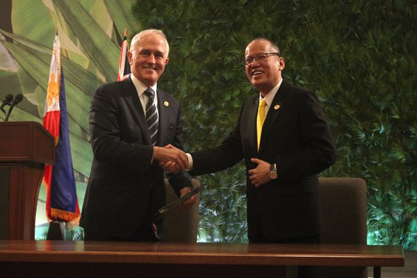 PH-AUSTRALIA TIES. President Benigno Aquino III and Australian Prime Minister Malcolm Turnbull witness the signing of two bilateral agreements between their nations on November 18, 2015. Photo from Official Gazette    