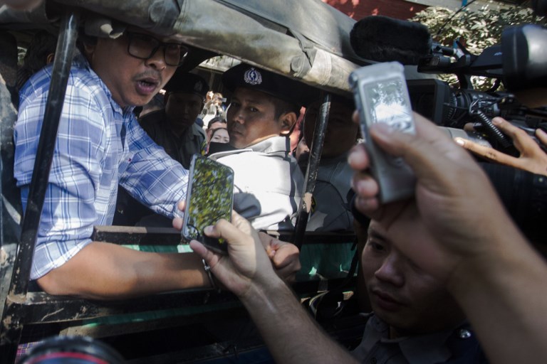 WA LONE. Reuters journalists Wa Lone (L) speaks to journalists outside the northern district court in Yangon on January 23, 2018. File photo by Aung Kyaw Htet / AFP 