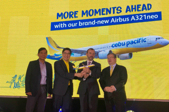 BRAND-NEW PLANE. Cebu Pacific president and chief executive officer Lance Gokongwei (second from left) holds the scale model of the Airbus A321neo. Photo by Aika Rey/Rappler 
