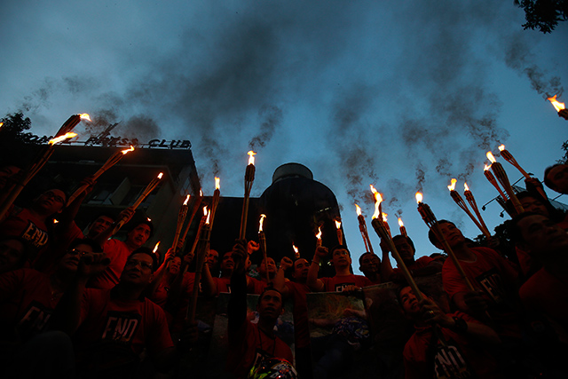 PROTEST. Filipino journalists and militant groups carry torches and images of victims during a protest rally marking the killings of journalists in Manila, Philippines, November 21, 2014. File photo by Dennis M. Sabangan/EPA
