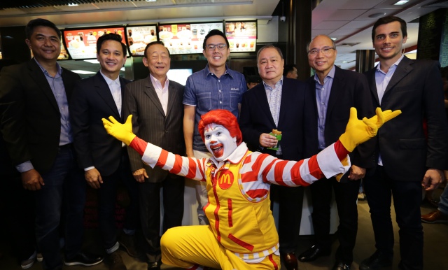 CASHLESS PAYMENT. McDonald's Philippines is rolling out Mastercard and Visa card payments in select branches nationwide, through PayMaya Philippines. In the photo are (L-R) PayMaya Head of Acquiring Business Mar Lazaro; PayMaya Head of Issuing Business Raymund Villanueva; McDonald's Philippines Founder and Chairman George T. Yang; McDonald's Philippine President and CEO Kenneth S. Yang; Kevin Yang; PLDT, Smart, Voyager, and PayMaya Chairman Manuel V. Pangilinan; Voyager and PayMaya President and CEO Orlando B. Vea; and PayMaya Philippines COO and Managing Director Paolo Azzola. Photo from PayMaya Philippines 